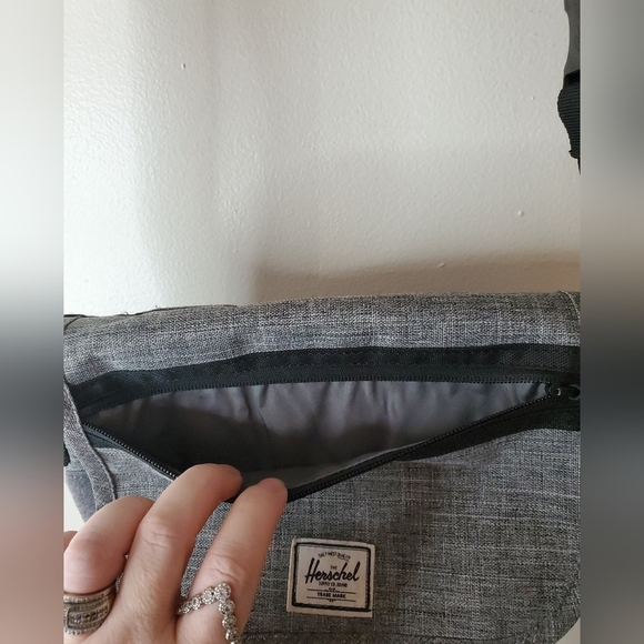 Herschel Classic Canvas Messenger Bag Black Grey White - Picture 6 of 16